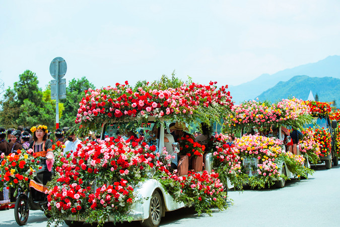 Lễ hội hoa hồng lớn nhất từ trước đến nay diễn ra tại Sa Pa. Lễ hội hoa hồng lớn nhất từ trước đến nay diễn ra tại Sa Pa.