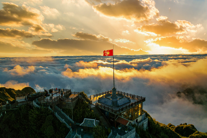 Khi đặt phòng tại Hotel de la Coupole – Mgallery, du khách sẽ được ưu tiên lối đi VIP lên cáp treo Fansipan. Khi đặt phòng tại Hotel de la Coupole – Mgallery, du khách sẽ được ưu tiên lối đi VIP lên cáp treo Fansipan.