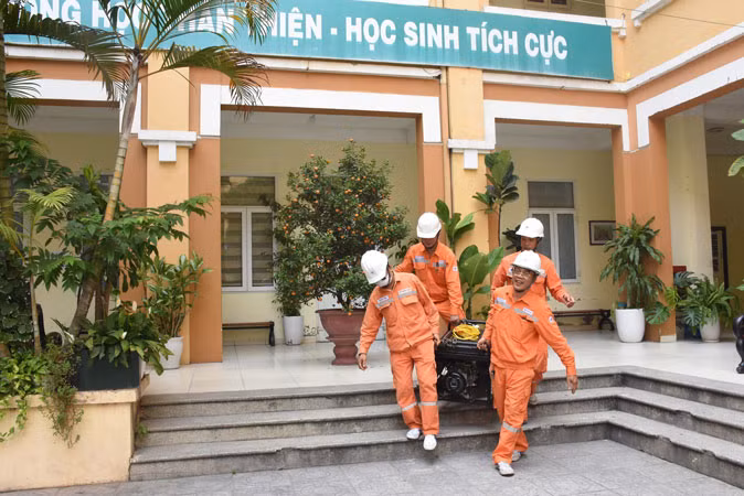Công nhân Công ty Điện lực Ba Đình kiểm tra vận hành tại Trường THPT Phan Đình Phùng