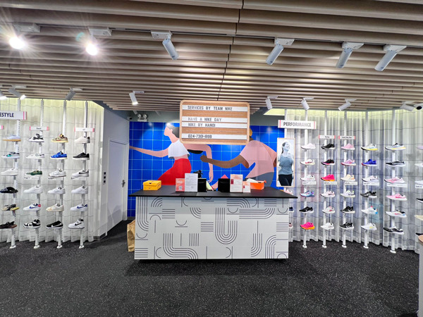 Không gian bên trong hiện đại, trẻ trung cùng khu vực tường giày thiết kế theo phong cách mới, tạo cảm giác “như là nhà” cho người tiêu dùng Không gian bên trong hiện đại, trẻ trung cùng khu vực tường giày thiết kế theo phong cách mới, tạo cảm giác “như là nhà” cho người tiêu dùng