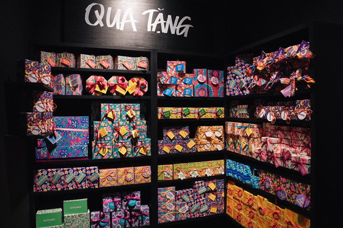 Khu vực gói quà dành riêng cho các khách hàng bên trong cửa hàng LUSH Khu vực gói quà dành riêng cho các khách hàng bên trong cửa hàng LUSH