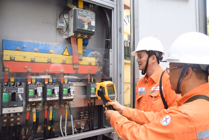 EVNHANOI chuẩn bị máy phát dự phòng tại các điểm thi