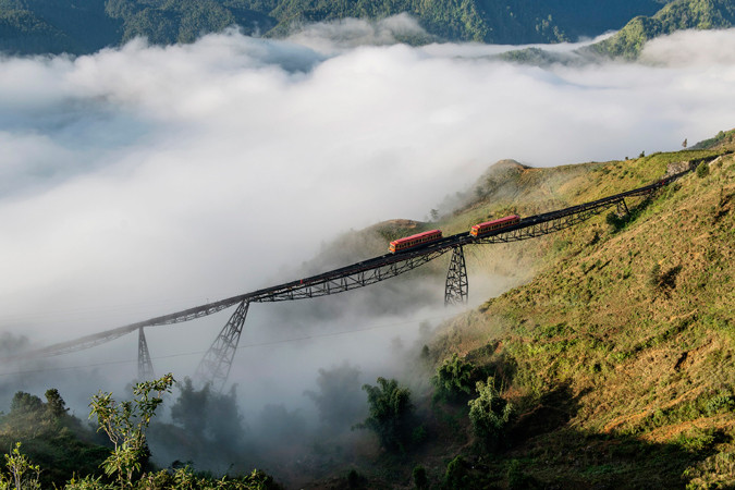 Tàu hỏa leo núi đưa du khách từ trung tâm Sa Pa lên nhà ga đi cáp treo Fansipan. Tàu hỏa leo núi đưa du khách từ trung tâm Sa Pa lên nhà ga đi cáp treo Fansipan.