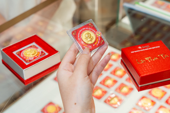 Thu Hằng dùng khoản lương thưởng cuối năm để mua vàng ép vỉ. Thu Hằng dùng khoản lương thưởng cuối năm để mua vàng ép vỉ.