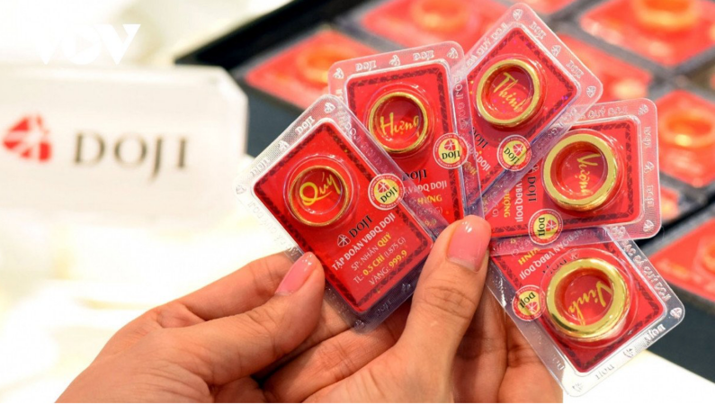 Mua vàng ép vỉ là lựa chọn của nhiều bạn trẻ để vừa tích lũy vừa cầu may. Mua vàng ép vỉ là lựa chọn của nhiều bạn trẻ để vừa tích lũy vừa cầu may.