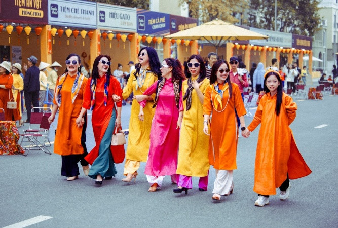 Với hơn 400 gian hàng được bày bán, du khách sẽ có những trải nghiệm mua sắm, check-in, giải trí thú vị Với hơn 400 gian hàng được bày bán, du khách sẽ có những trải nghiệm mua sắm, check-in, giải trí thú vị