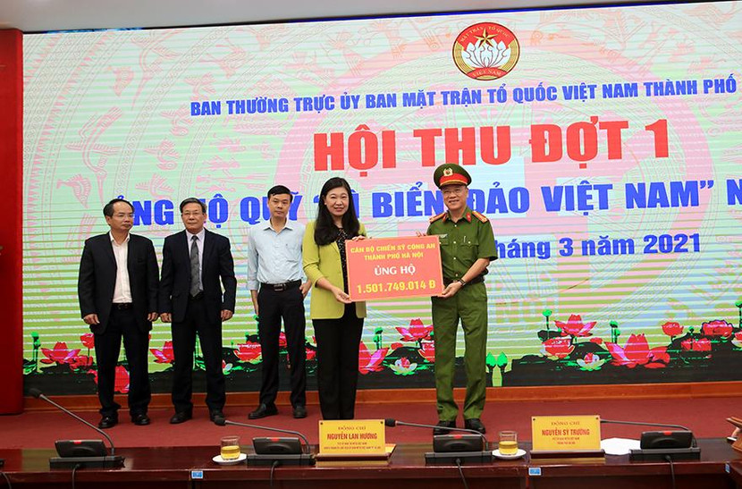 Đại tá Trần Ngọc Dương, Phó Giám đốc CATP Hà Nội thay mặt Đảng uỷ, Ban Giám đốc CATP trao tặng số tiền hơn 1,5 tỷ đồng cho Uỷ ban MTTQ Việt Nam TP Hà Nội