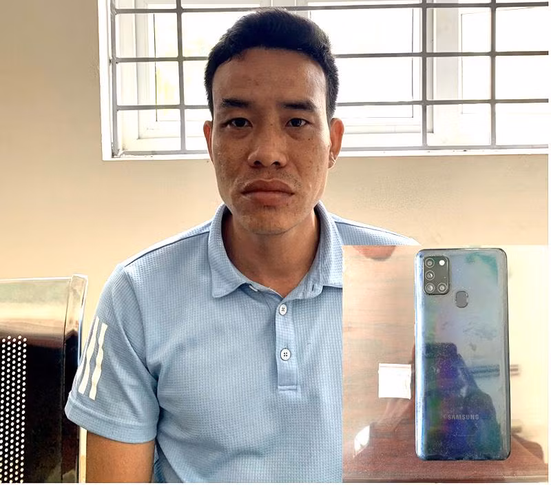 Đối tượng Bùi Qung Huy cùng tang vật