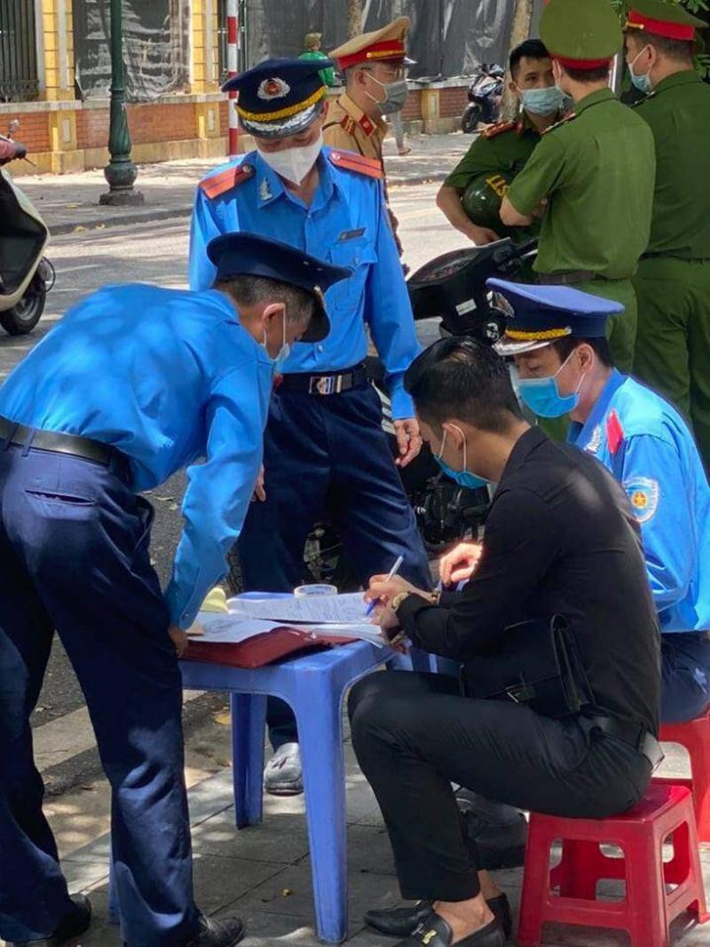 Anh C. ký vào biên bản vi phạm về lỗi "Đỗ xe nơi có biển cấm đỗ"