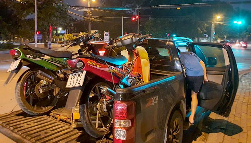Chiếc xe bán tải chở 2 xe máy không có giấy tờ hợp lệ