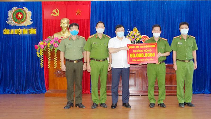 Chủ tịch UBND huyện Vĩnh Tường thưởng nóng cho lực lượng có thành tích xuất sắc trong công tác phòng chống tội phạm Chủ tịch UBND huyện Vĩnh Tường thưởng nóng cho lực lượng có thành tích xuất sắc trong công tác phòng chống tội phạm