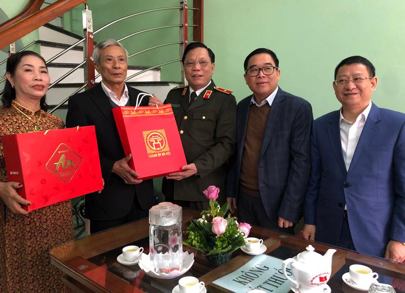 Thiếu tướng Nguyễn Hải Trung và Đoàn Công tác thăm hỏi, tặng quà bệnh binh Nguyễn Mạnh Phùng