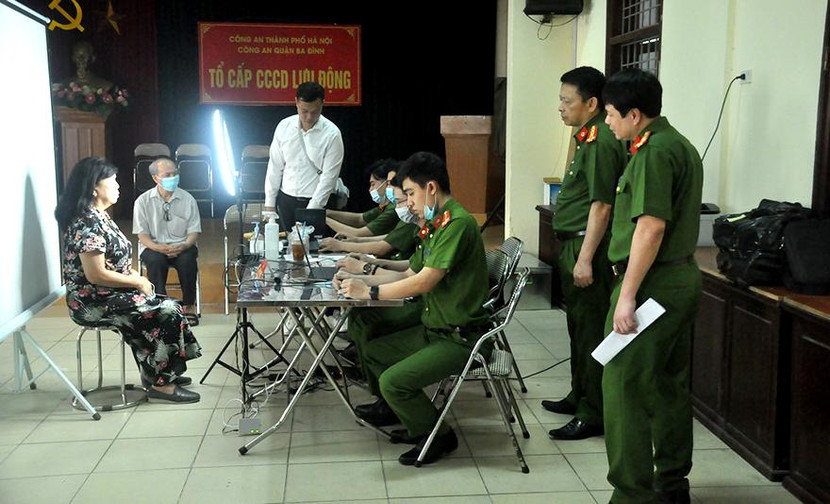 Đại tá Nguyễn Hồng Ky, Phó Giám đốc CATP Hà Nội kiểm tra điểm cấp CCCD gắn chíp lưu động trong đêm tại địa bàn quận Ba Đình