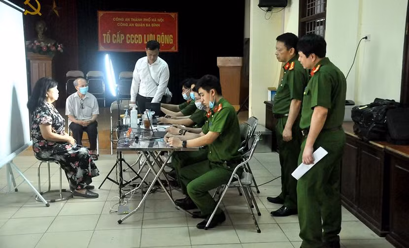 Đại tá Nguyễn Hồng Ky, Phó Giám đốc CATP Hà Nội kiểm tra điểm cấp CCCD gắn chíp lưu động trong đêm tại địa bàn quận Ba Đình