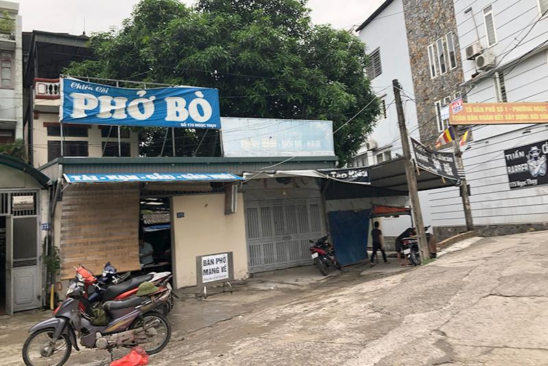 Dù khá nổi tiếng nhưng quán phỏ bò "Chiến Còi" cách quán phở "Oanh Oanh" chưa đầy 100m rất vắng khách Dù khá nổi tiếng nhưng quán phỏ bò "Chiến Còi" cách quán phở "Oanh Oanh" chưa đầy 100m rất vắng khách