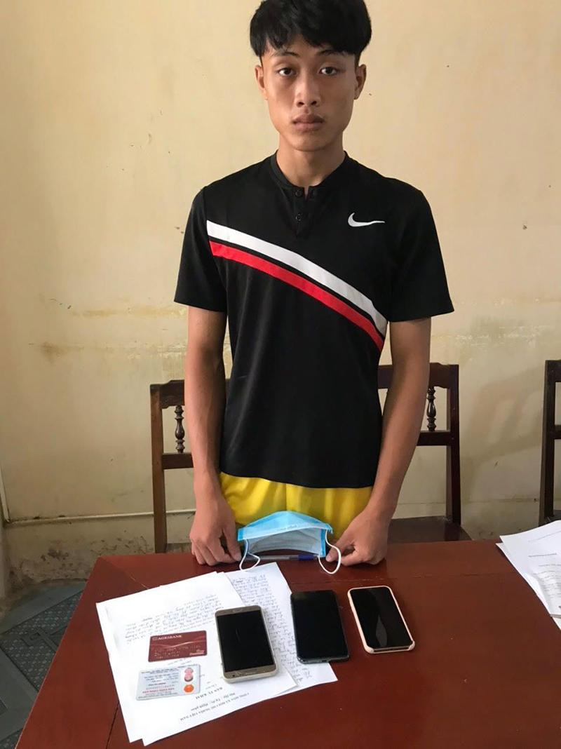 Đối tượng Quách Duy HIếu và một số tang vật liên quan đến vụ cướp do đối tượng gây ra được Cơ quan Công an thu hồi trong quá trình điều tra