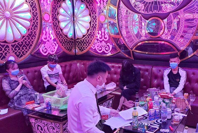 Liên tiếp phát hiện cơ sở kinh doanh karaoke vi phạm quy định phòng, chống dịch Covid-19 tại huyện Vân Đồn Liên tiếp phát hiện cơ sở kinh doanh karaoke vi phạm quy định phòng, chống dịch Covid-19 tại huyện Vân Đồn