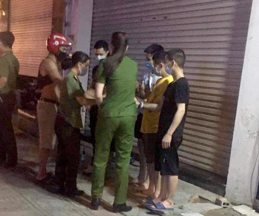 Lực lượng chức năng tiến hành kiểm tra các đối tượng người Trung Quốc nghi cư trú trái phép tại phường Liên Bảo, TP Vĩnh Yên