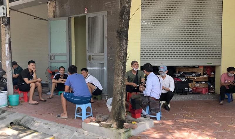 Nhiều người vô tư ngồi "chém gió" trong khu chợ cây và khu đồ cũ tại chợ phát sinh thuộc phường Vạn Phúc, quận Hà Đông