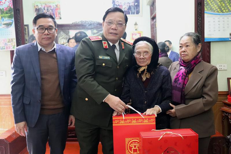 Thiếu tướng Nguyễn Hải Trung, Ủy viên Ban thường vụ Thành ủy, Bí thư Đảng ủy, Giám đốc CATP và đoàn công tác CATP Hà Nội thăm, tặng quà gia đình cán bộ lão thành cách mạng Trần Thị Giá