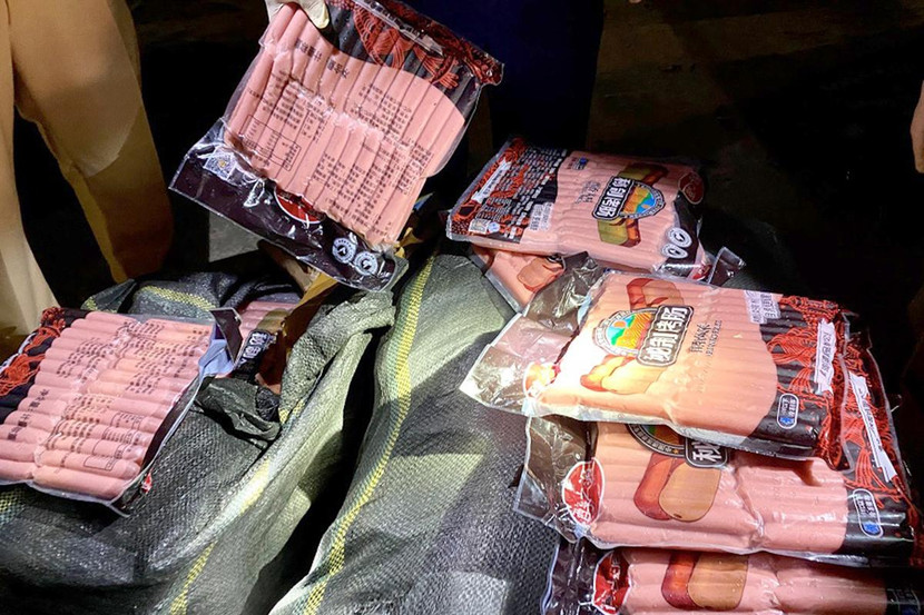 Những gói xúc xích cỡ khủng bên ngoài vỏ mang chữ nước ngoài được chở ngược từ Hà Nội lên Lạng Sơn Những gói xúc xích cỡ khủng bên ngoài vỏ mang chữ nước ngoài được chở ngược từ Hà Nội lên Lạng Sơn