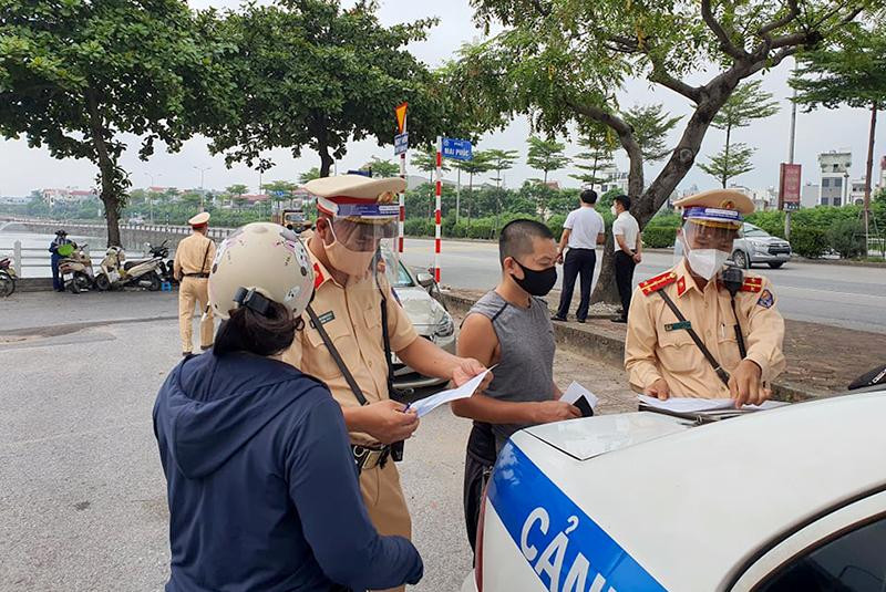 Tại QL5 đường Nguyễn Văn Linh, quận Long Biên, tổ công tác Đội CSGT số 5 kiểm tra xử phạt nhiều trường hợp cố tình vi phạm giao thông do chủ quan vì đường vắng