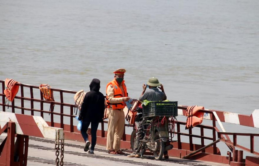 Cán bộ Đội CSGT đường thuỷ số 2 phát khẩu trang miễn phí, đồng thời tuyên truyền nhắc nhở người đi đò thực hiện nghiêm quy định về phòng, chống dịch Covid-19 và an toàn giao thông đường thuỷ Cán bộ Đội CSGT đường thuỷ số 2 phát khẩu trang miễn phí, đồng thời tuyên truyền nhắc nhở người đi đò thực hiện nghiêm quy định về phòng, chống dịch Covid-19 và an toàn giao thông đường thuỷ