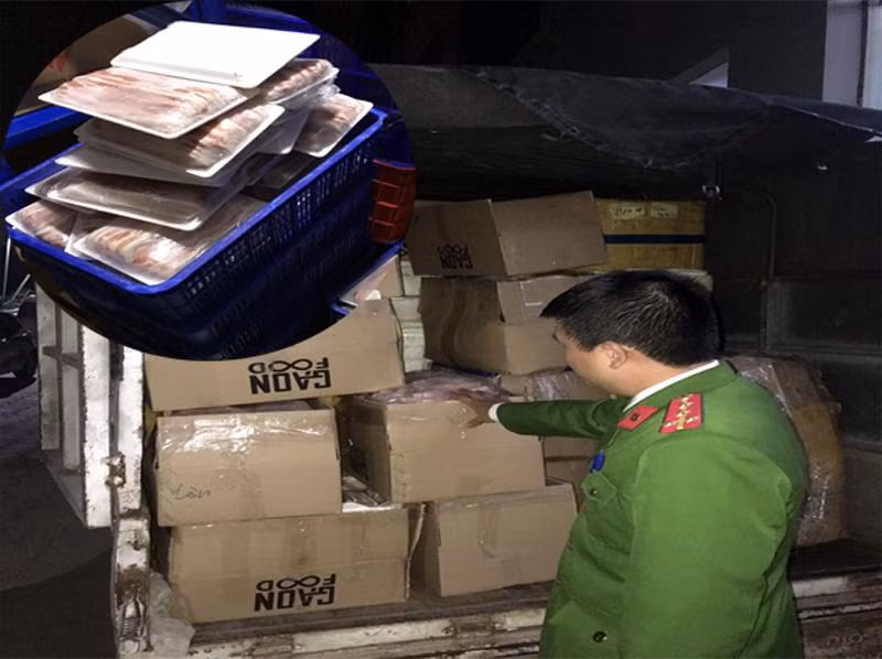 Lực lượng chức năng kiểm tra và phát hiện thu giữ cả tấn thực phẩm đông lạnh của Công ty TNHH Gaon Food không rõ nguồn gốc xuất xứ