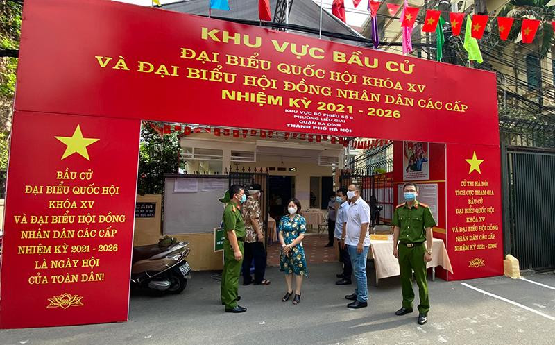 Lãnh đạo Đảng uỷ phường Liễu Giai cùng Công an phường và các thành viên trong Ban bầu cử phường đi kiểm tra các khu bầu cử Lãnh đạo Đảng uỷ phường Liễu Giai cùng Công an phường và các thành viên trong Ban bầu cử phường đi kiểm tra các khu bầu cử