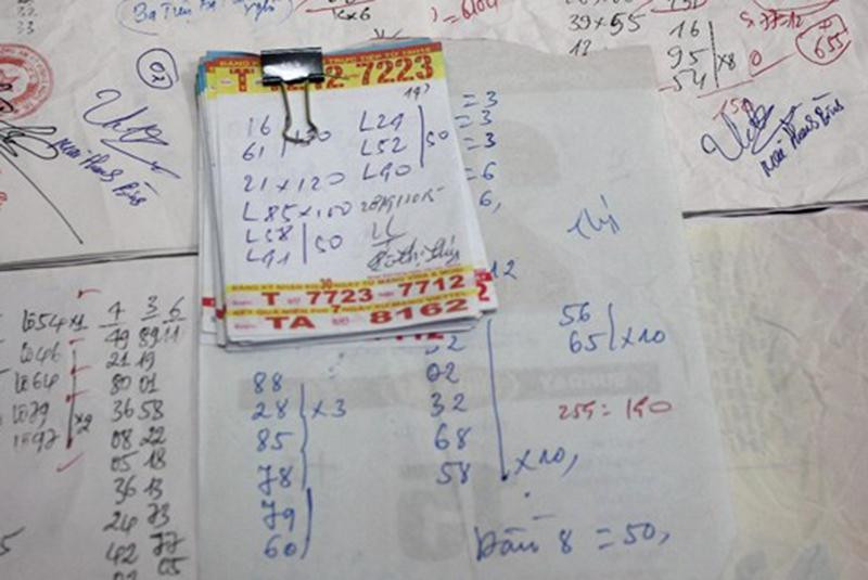 Tại thời điểm kiểm tra, lực lượng chức năng phát hiện Lâm Thị Giang đang có hành vi đánh bạc bằng hình thức bán số lô, số đề cho 2 đối tượng S. và N. Tại thời điểm kiểm tra, lực lượng chức năng phát hiện Lâm Thị Giang đang có hành vi đánh bạc bằng hình thức bán số lô, số đề cho 2 đối tượng S. và N.