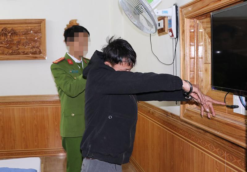 Đối tượng Ninh chỉ nơi lắp đặt camera mini quay lén những cảnh 'nóng' của khách trong phòng một nhà nghỉ Đối tượng Ninh chỉ nơi lắp đặt camera mini quay lén những cảnh 'nóng' của khách trong phòng một nhà nghỉ