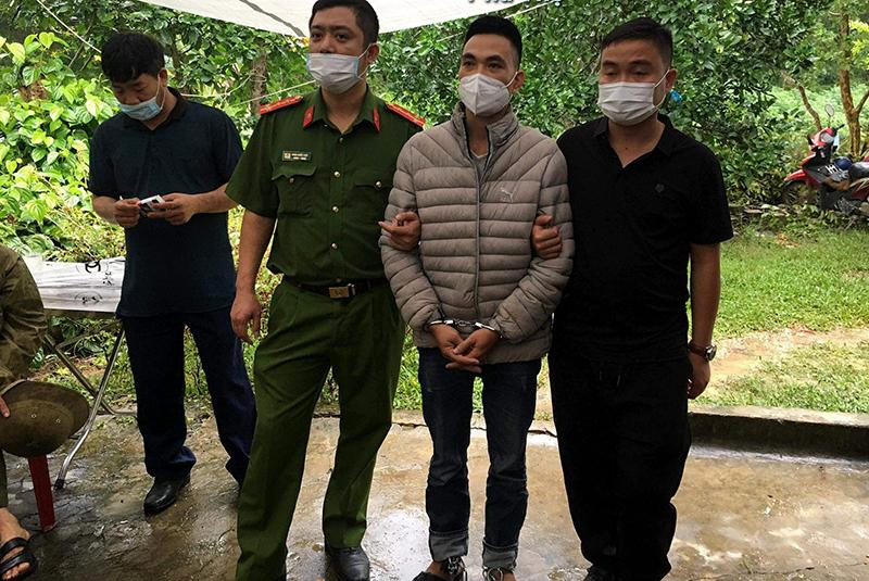 Đối tượng Nguyễn Lâm Tùng (áo khoác ghi) bị bắt giữ và dẫn giải đến hiện trường Đối tượng Nguyễn Lâm Tùng (áo khoác ghi) bị bắt giữ và dẫn giải đến hiện trường