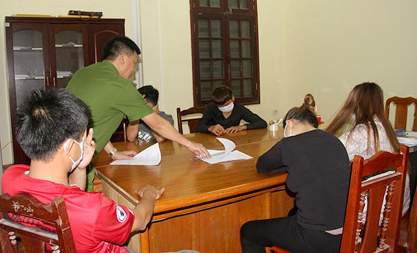 Đối tượng mua bán dâm được đưa về cơ quan Công an làm việc Đối tượng mua bán dâm được đưa về cơ quan Công an làm việc