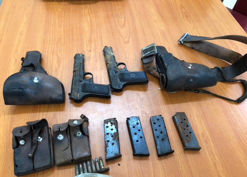 Ông Đặng Văn Y giao nộp 2 khẩu súng K54 cùng các băng tiếp đạn... tại Công an phường Liễu Giai Ông Đặng Văn Y giao nộp 2 khẩu súng K54 cùng các băng tiếp đạn... tại Công an phường Liễu Giai