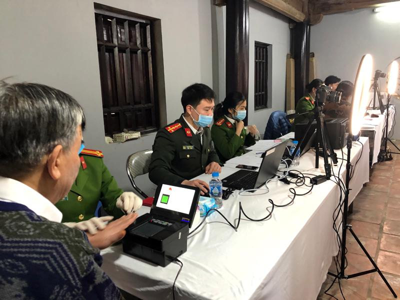 Tổ công tác cấp CCCD gắn chíp lưu động do CAP Liễu Giai phối hợp với Đội Cảnh sát QLHC về TTXH - CAQ Ba Đình triển khai tại đình Liễu Giai Tổ công tác cấp CCCD gắn chíp lưu động do CAP Liễu Giai phối hợp với Đội Cảnh sát QLHC về TTXH - CAQ Ba Đình triển khai tại đình Liễu Giai