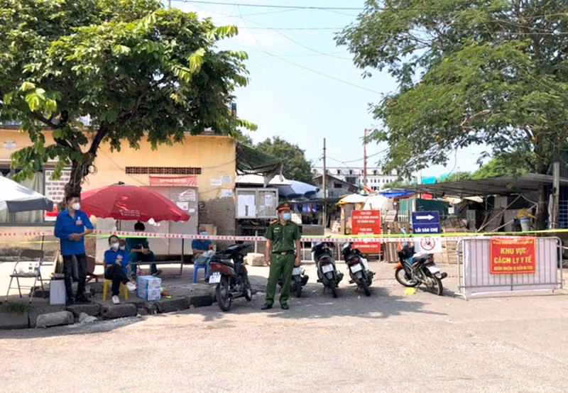 Công an phường Haàng Văn Thụ phối hợp cùng lực lượng chức năng tổ chưc lập chốt kiểm soát quanh khu vực chợ Công an phường Haàng Văn Thụ phối hợp cùng lực lượng chức năng tổ chưc lập chốt kiểm soát quanh khu vực chợ