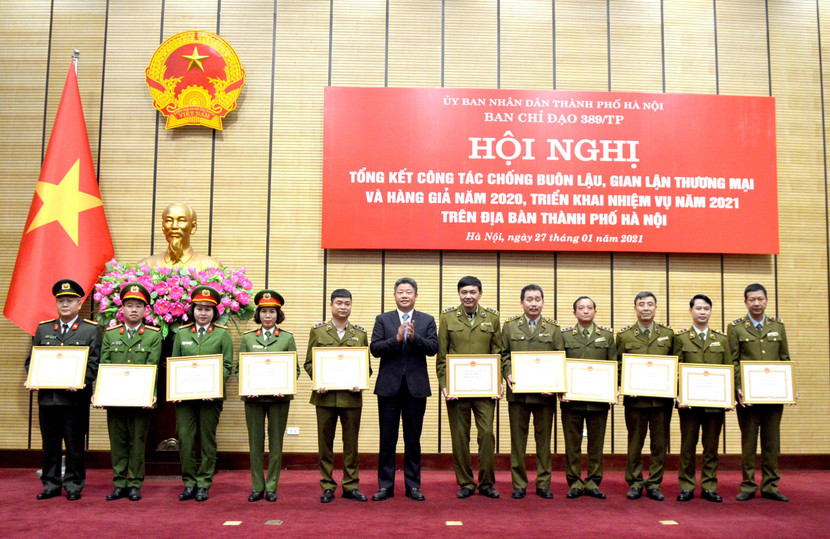 Ông Nguyễn Mạnh Quyền trao Bằng khen của Chủ tịch UBND TP Hà Nội cho các tập thể có thành tích xuất sắc