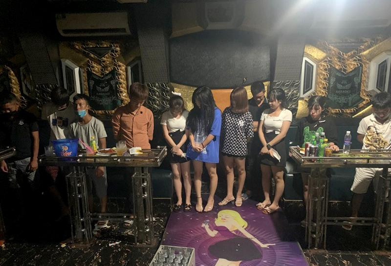 Nhóm khách hát tại quán Karaoke JK68 bị tổ công tác kiểm tra lập biên bản vi phạm về quy đinh phòng, chống dịch Covid-19