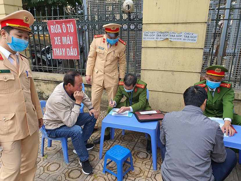 Nhiều trường hợp vi phạm nồng độ cồn trong khi điều khiển phương tiện tham gia giao thông trình bày mọi lý do nhưng sau khi tổ công tác nhắc nhở, tuyên truyền vẫn bị xử lý để làm gương cho những người khác Nhiều trường hợp vi phạm nồng độ cồn trong khi điều khiển phương tiện tham gia giao thông trình bày mọi lý do nhưng sau khi tổ công tác nhắc nhở, tuyên truyền vẫn bị xử lý để làm gương cho những người khác
