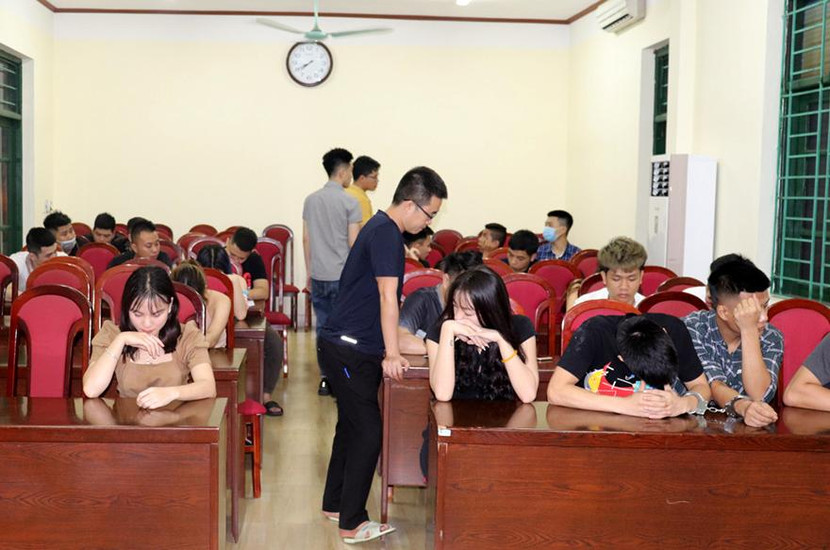 Hàng chục thanh niên có biểu hiện sử dụng ma tuý bị đưa về trụ sở Côna an để làm rõ