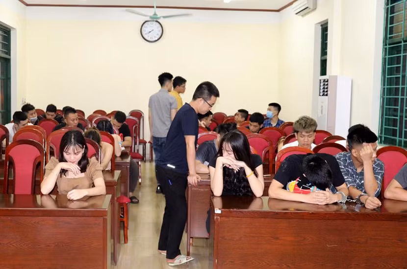 Hàng chục thanh niên có biểu hiện sử dụng ma tuý bị đưa về trụ sở Côna an để làm rõ Hàng chục thanh niên có biểu hiện sử dụng ma tuý bị đưa về trụ sở Côna an để làm rõ