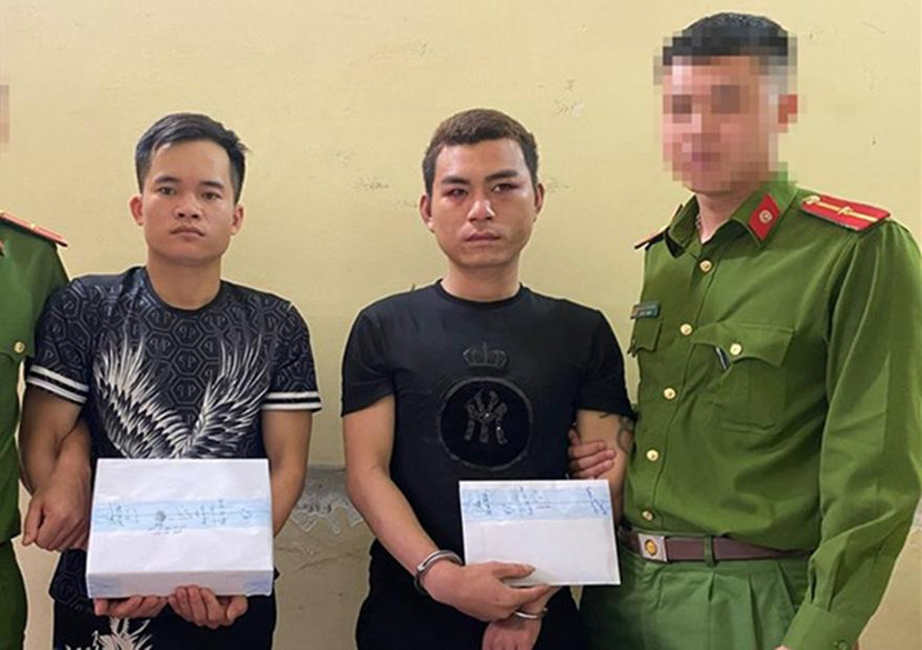 Hai đối tượng Hiếm và Trung (áo phông đen) bị bắt giữ Hai đối tượng Hiếm và Trung (áo phông đen) bị bắt giữ