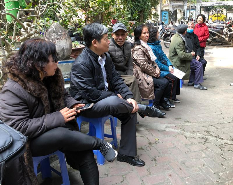 Ngay từ sáng sớm nhiều người dân đã có mặt tại đình Liễu Giai để làm thủ tục cấp CCCD gắn chíp Ngay từ sáng sớm nhiều người dân đã có mặt tại đình Liễu Giai để làm thủ tục cấp CCCD gắn chíp