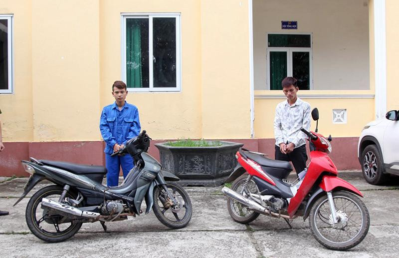 Hai đối tượng Minh (áo xanh) và Tuyền (áo trắng) Hai đối tượng Minh (áo xanh) và Tuyền (áo trắng)