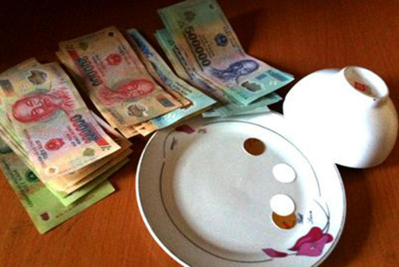 Bắt quả tang 8 đối tượng rủ nhau tụ tập đánh bạc, lực lượng Công an huyện Sông Lô còn thu giữ tại chiếu bạc số tiền hơn 6 triệu đồng và một số vật chứng khác