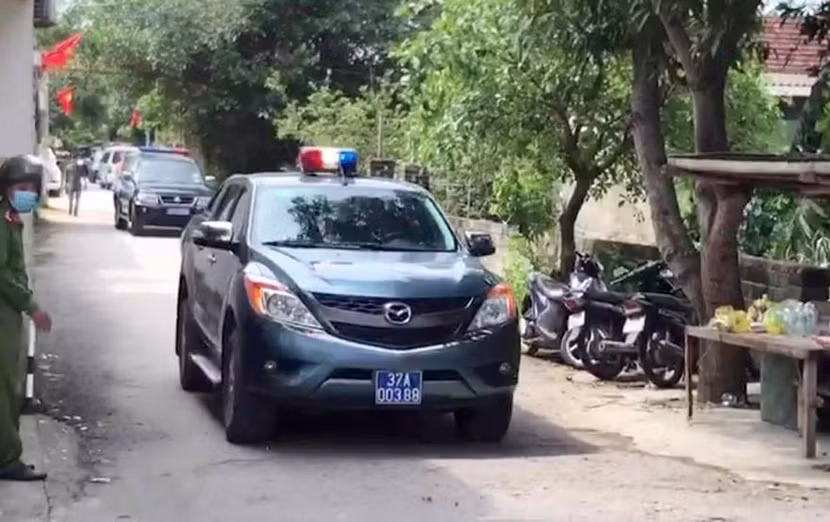 Đến 14h cùng ngày, lực lượng Công an đã khống chế, bắt giữ thành công nghi can và đưa về cơ quan Công an tiếp tục điều tra làm rõ