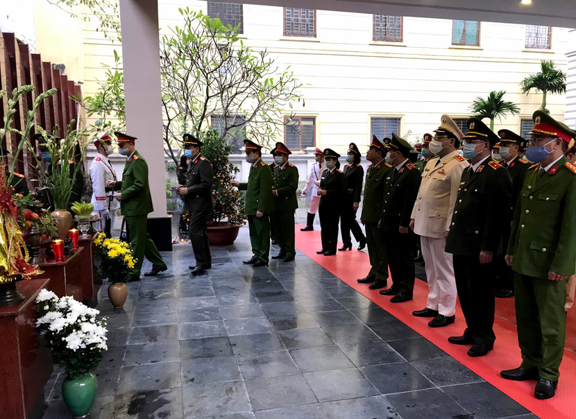 Trung tướng Nguyễn Hải Trung cùng các đại biểu đã thành kính dâng hương tưởng nhớ công lao, đóng góp to lớn của các anh hùng liệt sỹ Công an Thủ đô.