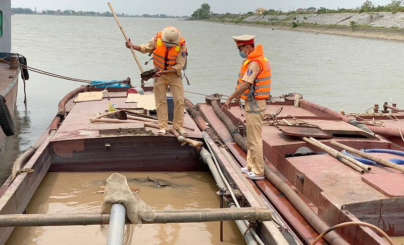 Lực lượng chức năng Công an tỉnh Ninh Bình phát hiện, bắt giữ các thuyền vỏ sắt khai thác cát trái phép trên sông Đáy Lực lượng chức năng Công an tỉnh Ninh Bình phát hiện, bắt giữ các thuyền vỏ sắt khai thác cát trái phép trên sông Đáy