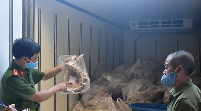 Lực lượng CATP Tam Điệp kiểm tra bắt giữ nhiều vụ thực phẩm "bẩn" Lực lượng CATP Tam Điệp kiểm tra bắt giữ nhiều vụ thực phẩm "bẩn"