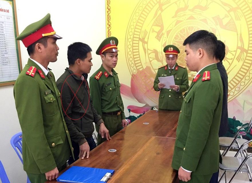 Lực lượng Công an huyện Ba Chẽ đọc lệnh bắt khẩn cấp đối tượng Đăng Văn Hai (dấu X)